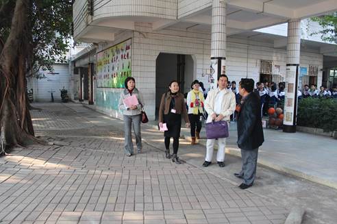 石湾学区督学莅临东方河宕学校指导课堂教学
