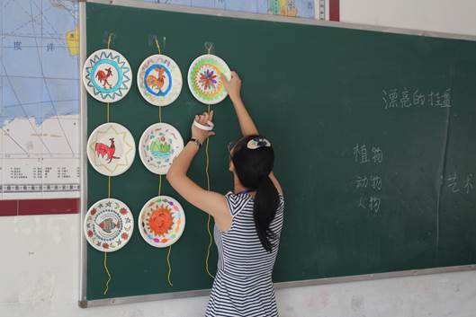 杨仕娟老师在四(2)班上了一节美术公开课——《漂亮的挂盘