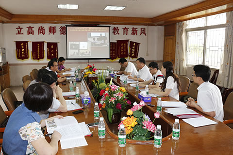 王校长正在用ppt汇报两校结对活动情况